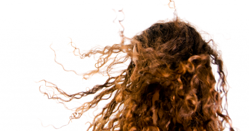 Основные особенности ухода за кудрявыми волосами в домашних условиях