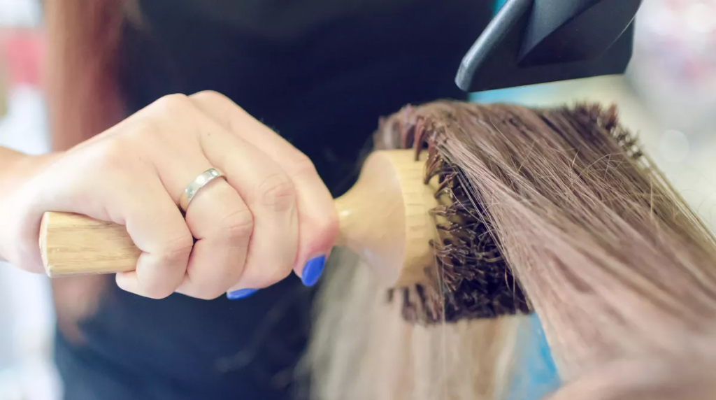 Пошаговая инструкция, как выпрямить волосы в домашних условиях феном и брашингом